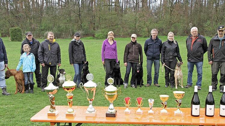 Mensch und Hund vereint und stolz auf ihre Leistungen  Foto: Mathias Erlwein