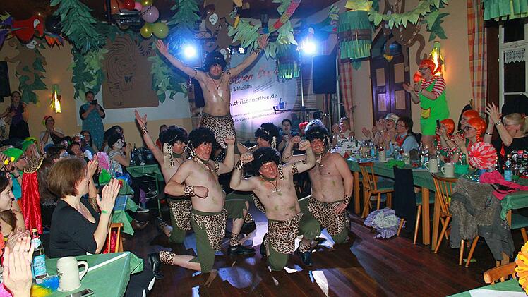 Beim Tanzauftritt gab das M&auml;nnerballett eine gute Figur ab, so dass das n&auml;rrische Frauenvolk tobte.Foto: Gerd Klemenz