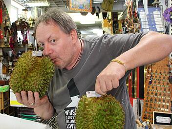 Oh, wie das riecht! Uwe Rückert packt in seinem "Welt-Basar" eine Lieferung thailändischer Stinkfrüchte aus - und testet gleich mal, ob der Name dieser exotischen Frucht berechtigt ist. (Die Antwortet lautet übrigens: ja!) Foto: Oliver Schmidt