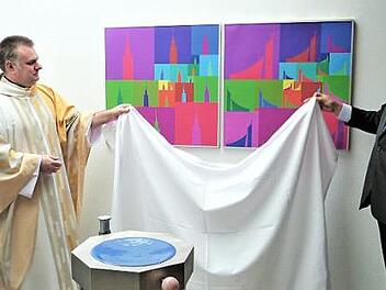 Die feierliche Enthüllung der Kunstwerke: (von links) Professor Gerhard Böhm, Pfarrer Michal Osak, stellvertretender Bürgermeister Harald Peetz und Kirchenvorsteher Karl-Dieter Schoberth Foto: Werner Reißaus