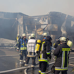 Zimmerei in Vollbrand: Glutasche flog hunderte Meter weit