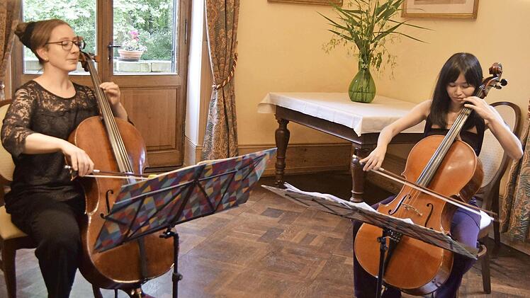 Chih-Hui Chang (rechts) begeisterte mit Ulrike Maria Gossel beim Lyrik-Konzert in Oberau.  Foto: Andreas Welz