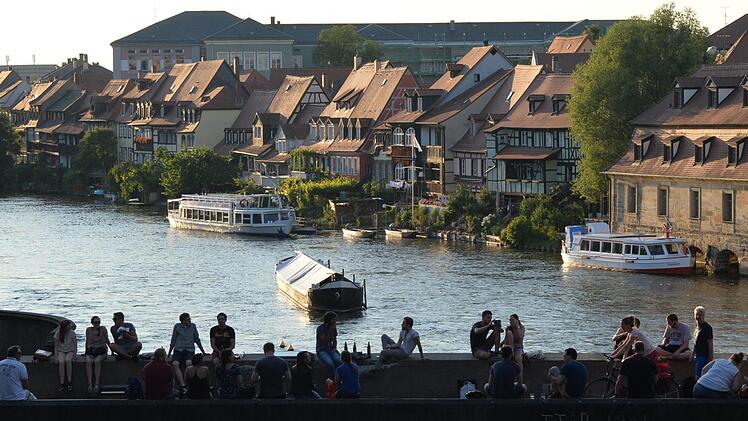 Auf der Unteren Brücke "erlebt" die Bamberger Jugend das Welterbe besonders gern. Foto: Ronald Rinklef