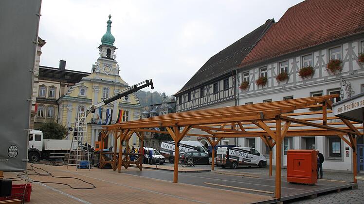 Der Aufbau für das Kulmbacher Wintedorf läuft auf Hochtouren.Foto: Stefanie Gleixner