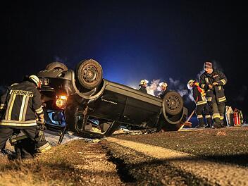Aus noch ungekl&auml;rter Ursache kam bei Walsdorf (Landkreis Bamberg) das Auto eines Fahranf&auml;ngers von der Stra&szlig;e ab. Der 19-J&auml;hrige wurde schwer, sein 18 Jahre alter Beifahrer leicht verletzt. Foto: NEWS5 / Merzbach
