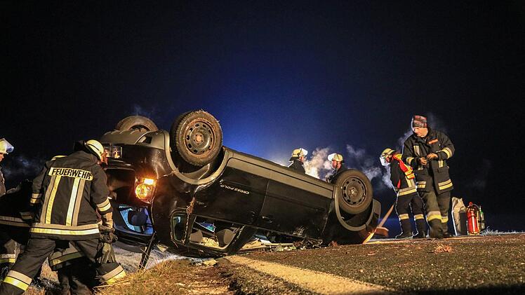 Aus noch ungeklärter Ursache kam bei Walsdorf (Landkreis Bamberg) das Auto eines Fahranfängers von der Straße ab. Der 19-Jährige wurde schwer, sein 18 Jahre alter Beifahrer leicht verletzt. Foto: NEWS5 / Merzbach