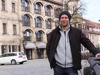 Stefan Klug kommt gerne in seine Heimatstadt nach Erlangen zurück, wo er immer noch wohnt. Einer seiner Lieblingsorte in der Stadt ist der Altstädter Kirchenplatz. Foto: Yannick Hupfer