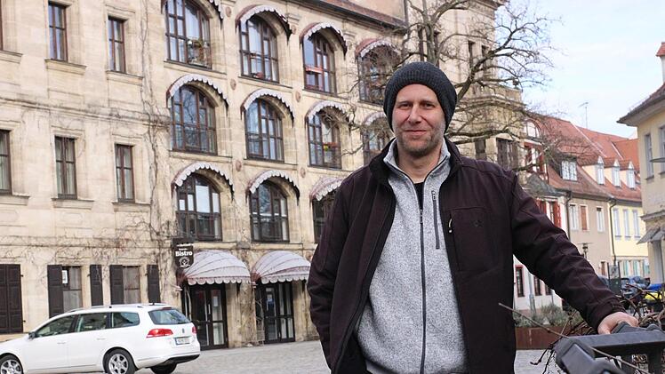 Stefan Klug kommt gerne in seine Heimatstadt nach Erlangen zurück, wo er immer noch wohnt. Einer seiner Lieblingsorte in der Stadt ist der Altstädter Kirchenplatz. Foto: Yannick Hupfer