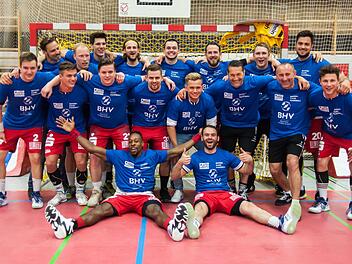 Im Anschluss an das letzte Liga-Heimspiel wurde der HSC Bad Neustadt als Meister der Handball-Bayernliga geehrt. Das Meisterteam (hinten von links): Franziskus Gerr, Julian Bötsch, Konstantin Singwald, Felix Schmidl, Léon Rastner, Vilim Leskovec, Nick Weber und Maximilian Drude sowie (Mitte von links) Benedikt Kleinhenz, Linus Dürr, Maximilian Kalliske, Krisztian Galli, Maximilian Schmitt, Trainer Chrischa Hannawald, Co-Trainer Igor Mjanowski und Martin Bieger und (sitzend von links) Gary Hin...