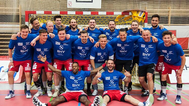 Im Anschluss an das letzte Liga-Heimspiel wurde der HSC Bad Neustadt als Meister der Handball-Bayernliga geehrt. Das Meisterteam (hinten von links): Franziskus Gerr, Julian Bötsch, Konstantin Singwald, Felix Schmidl, Léon Rastner, Vilim Leskovec, Nick Weber und Maximilian Drude sowie (Mitte von links) Benedikt Kleinhenz, Linus Dürr, Maximilian Kalliske, Krisztian Galli, Maximilian Schmitt, Trainer Chrischa Hannawald, Co-Trainer Igor Mjanowski und Martin Bieger und (sitzend von links) Gary Hin...