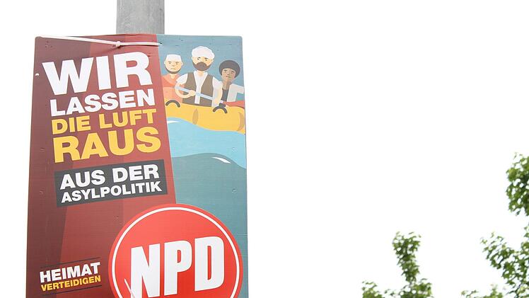 Das NPD-Plakat, das an einem Laternenmast an der B173 auf der Höhe des Toom-Baumarktes hängt, hat Klaus Stengl seinem Strafantrag als Beweisfoto beigelegt. Foto: Teresa Hirschberg