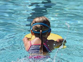 Sexuelle Bel&auml;stigung: Ein Unbekannter hat im N&uuml;rnberger Westbad ein junges M&auml;dchen begrapscht. Symbolfoto: Leoleobobeo / pixabay.com