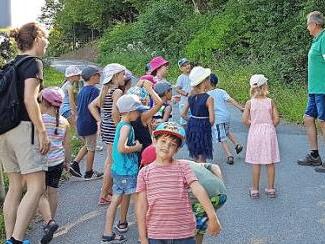 Natürlich wurde auch anlässlich der Überreichung des Wanderabzeichens an die Kirchaicher Kinder gewandert. Mit dabei: Karl Scholl vom Steigerwaldclub und Naturpark-Rangerin Verena Kritikos  Foto: Julian Bayer