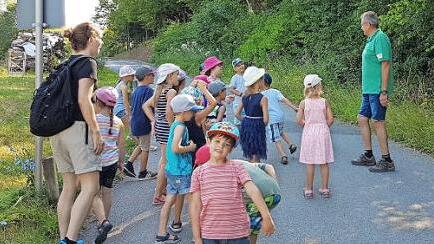 Natürlich wurde auch anlässlich der Überreichung des Wanderabzeichens an die Kirchaicher Kinder gewandert. Mit dabei: Karl Scholl vom Steigerwaldclub und Naturpark-Rangerin Verena Kritikos  Foto: Julian Bayer