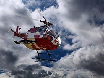 Die Frau verletzte sich schwer und musste von einem Rettungshubschrauber in ein Krankenhaus gebracht werden. Symbolbild: pgottschalk/pixabay