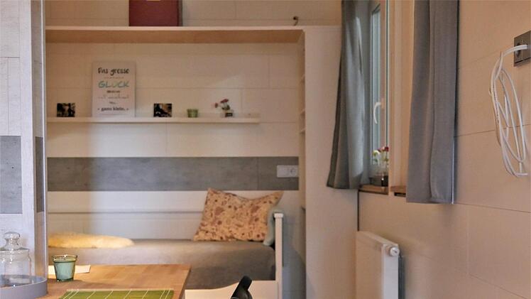 Blick in den Wohnbereich mit Ausklapp-Sofa, aus dem im Handumdrehen ein Doppelbett wird. Foto: Sandra Hackenberg