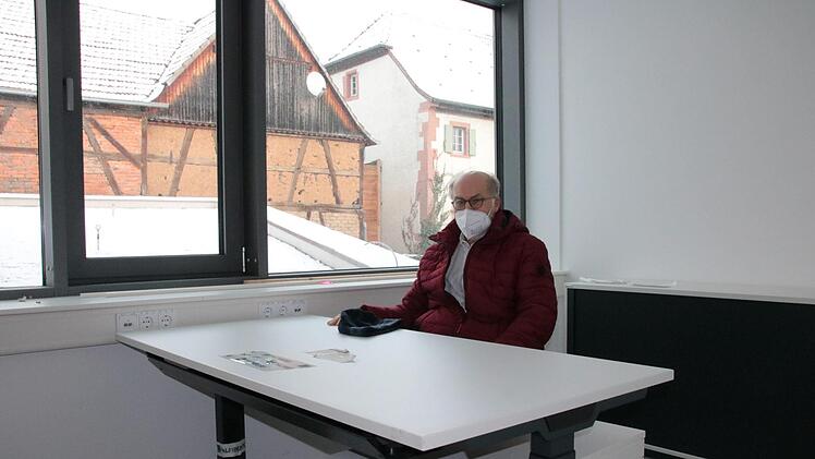Premiere: VG-Vorsitzender August Weingart sitzt zum ersten Mal in seinem künftigen Büro. Foto: Ralf Ruppert