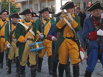 Der historische Festzug schlängelte sich am Freitagabend durch die Straßen der Stadt. Fotos: Marco Meißner