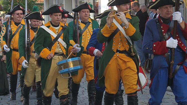 Der historische Festzug schlängelte sich am Freitagabend durch die Straßen der Stadt. Fotos: Marco Meißner