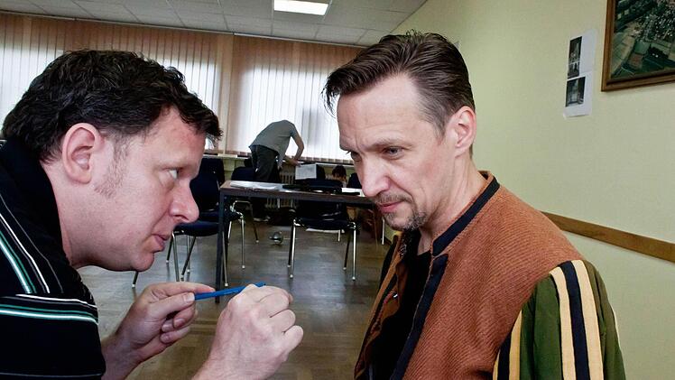 Dirk Mestmacher (rechts) im Gespräch mit Regieassistent Vincent Wojdacki