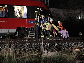 Auf der Zugstrecke zwischen Bamberg und Nürnberg (S1/R2) ist am Freitag Abend bei Forchheim eine S-Bahn entgleist. Foto: News5 / GrundmannAuf der Zugstrecke zwischen Bamberg und Nürnberg (S1/R2) ist am Freitag Abend bei Forchheim eine S-Bahn entgleist. Foto: News5 / Grundmann