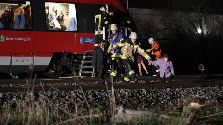Auf der Zugstrecke zwischen Bamberg und Nürnberg (S1/R2) ist am Freitag Abend bei Forchheim eine S-Bahn entgleist. Foto: News5 / GrundmannAuf der Zugstrecke zwischen Bamberg und Nürnberg (S1/R2) ist am Freitag Abend bei Forchheim eine S-Bahn entgleist. Foto: News5 / Grundmann