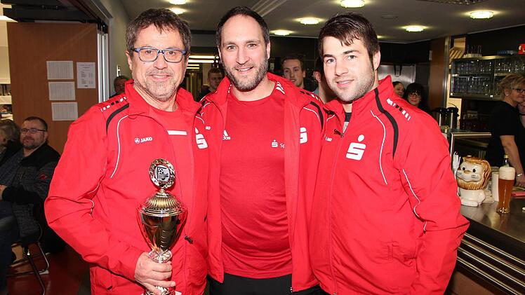 Beim Loewe-Hallenfußballturnier war die Sparkasse Kulmbach-Kronach immer mit dabei, oft sehr erfolgreich. René Schubart (rechts) und Sven Hammer (Mitte) nutzten am Samstag die Gelegenheit, um ihren Coach Roland Ströhlein zu verabschieden. 35 Jahre lang war Ströhlein aktiv dabei, als Spieler und dann als Betreuer. Demnächst wird er in den Ruhestand gehen. Foto: Rainer Glissnik