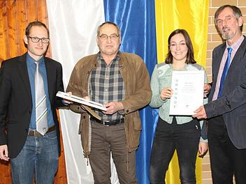 Der Sportbeauftragte Bastian Büttner (links) und Bürgermeister Martin Rauscher rechts) zeichnen die Spitzensportler Georg Konarek und Pia Schwarz mit einer Urkunde aus. Foto: Michael Stelzner