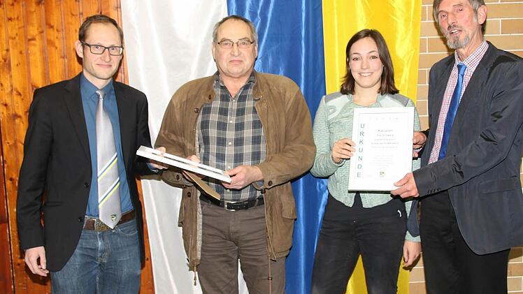 Der Sportbeauftragte Bastian Büttner (links) und Bürgermeister Martin Rauscher rechts) zeichnen die Spitzensportler Georg Konarek und Pia Schwarz mit einer Urkunde aus. Foto: Michael Stelzner