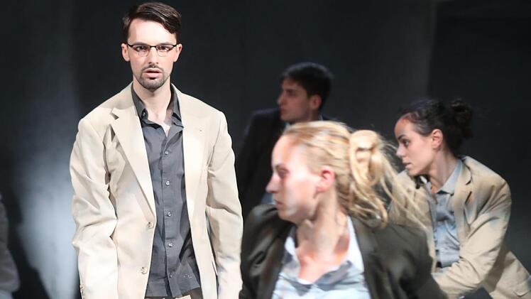 Winston (Federico Frigo) bleibt mit eigenständigem Denken hängen im Überwachungsstaat. Julia (Mireia Martinez Pineda, ganz rechts) nähert sich ihm verstohlen.  Foto: Henning Rosenbusch