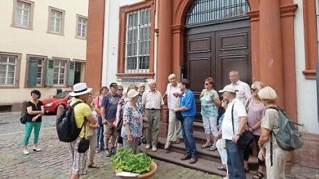 Rundgang mit Halt vor der alten Universit&auml;t