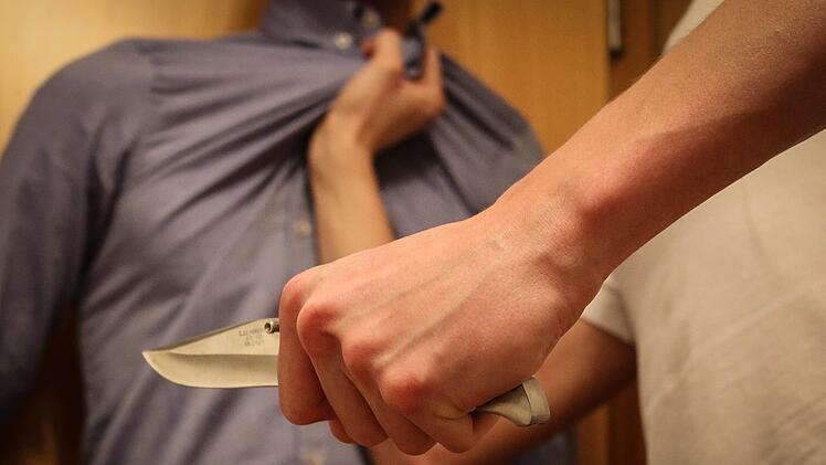 Um an Geld zu kommen hat ein 20-jähriger Nürnberger am Sonntag Familienangehörige mit einem Messer bedroht. Symbolfoto: Christopher Schulz