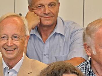 Ehemalige "Pauker" der Gymnasiasten waren Hansfried Nickel (links) und Karlheinz Krebs (rechts, halb verdeckt).Helmut Will