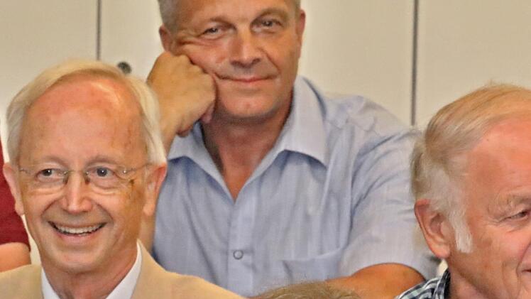 Ehemalige "Pauker" der Gymnasiasten waren Hansfried Nickel (links) und Karlheinz Krebs (rechts, halb verdeckt).Helmut Will