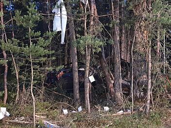 Beim Autobahndreieck Feucht kam ein Autofahrer von der Stra&szlig;e ab und verungl&uuml;ckte t&ouml;dlich. Foto: NEWS5 / Fechner