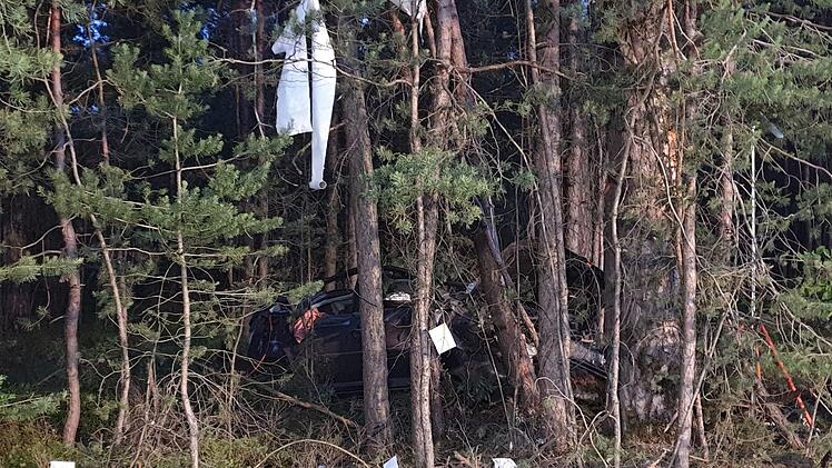 Beim Autobahndreieck Feucht kam ein Autofahrer von der Stra&szlig;e ab und verungl&uuml;ckte t&ouml;dlich. Foto: NEWS5 / Fechner