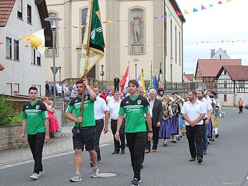Der Festzug von der Gauaschacher Kirche zum Sportplatz war einer der Höhepunkte zu den Feierlichkeiten zum 70-jährigen Bestehen des TSV. Er wurde von drei TSV-Fahnenträgern sowie den aktuellen und ehemaligen TSV-Vorsitzenden und Ehrenmitgliedern angeführt.  Foto: Erich Weber