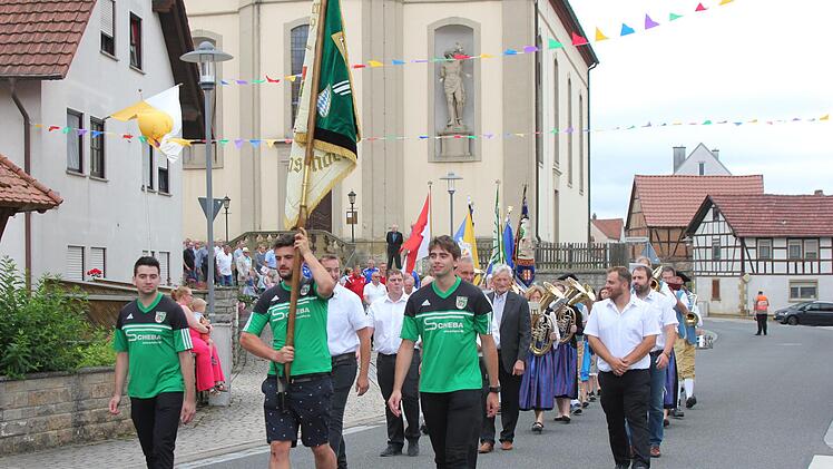 Der Festzug von der Gauaschacher Kirche zum Sportplatz war einer der Höhepunkte zu den Feierlichkeiten zum 70-jährigen Bestehen des TSV. Er wurde von drei TSV-Fahnenträgern sowie den aktuellen und ehemaligen TSV-Vorsitzenden und Ehrenmitgliedern angeführt.  Foto: Erich Weber