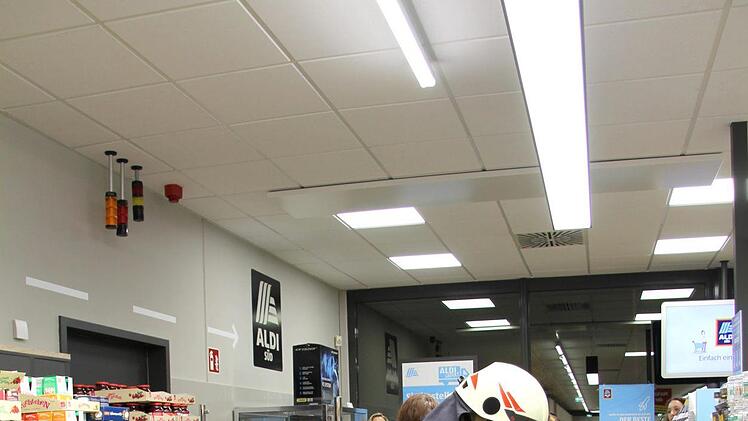 Die Kirchweih&uuml;bung der Ebersdorfer Feuerwehr f&uuml;hrte die Atemschutzger&auml;tetr&auml;ger in den Aldi-Markt - eine &Uuml;berraschung, die bei allen Beteiligten gut ankam. - Foto: Alexandra Kemnitzer