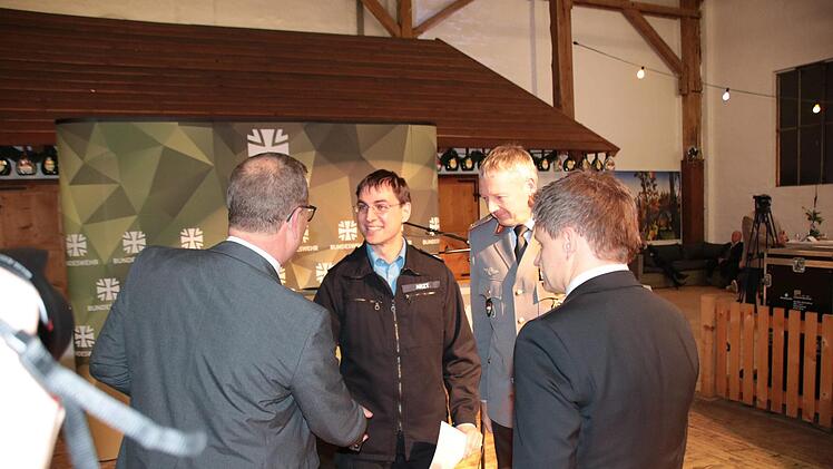 Der Leiter der Truppenübungsplatz-Feuerwehr, Andreas Arzt (Bildmitte), wurde im Rahmen der Feier zum Brand-Amtmann befördert. Foto: Ralf Ruppert