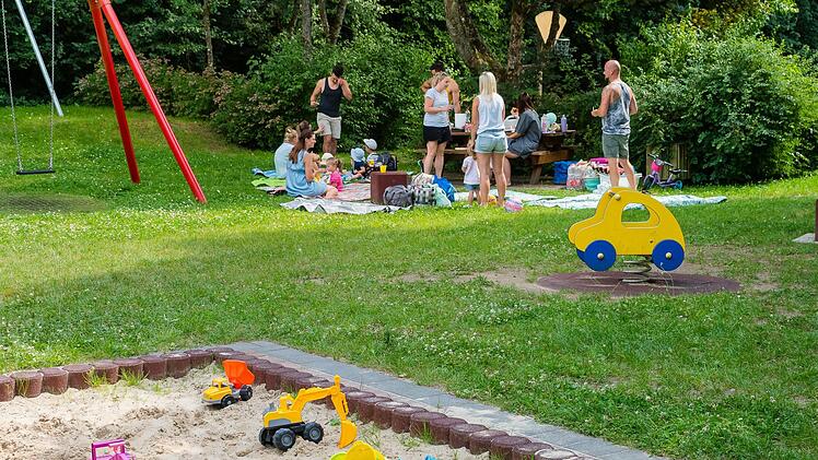 Der selbe Spielplatz in Zell, drei Monate später, am 19. Juli. Inzwischen ist das Leben, sind die Kinder zurückgekehrt.  Foto: Martina Müller