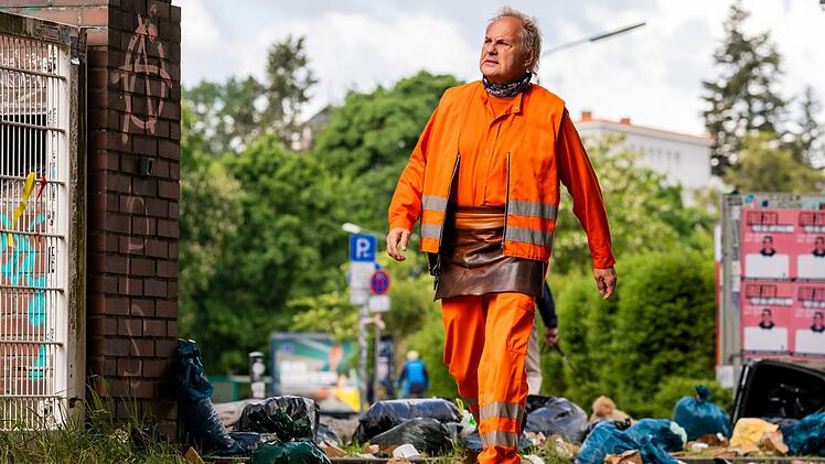Nach erneuten Beschwerden schaut sich Werner Tr&auml;sch (Uwe Ochsenknecht) erneut im Hof des Jugendzentrum um.