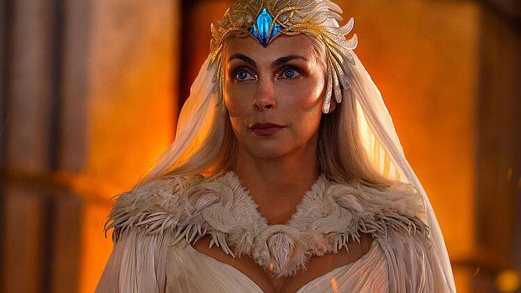 H&uuml;terin vieler magischer Geheimnisse, die ihre Hand immer wieder sch&uuml;tzend &uuml;ber He-Man h&auml;lt: Morena Baccarin spielt die Zauberin, die fr&uuml;her auch in der deutschen Version der "Masters of the Universe"-Serie "Sorceress" genannt wurde.