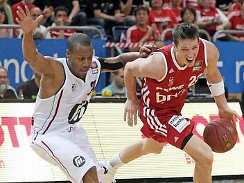 Brose-Kapit&auml;n Casey Jacobsen (r.) zieht am Ex-Bamberger Demond Mallet vorbei. Foto: sportpress