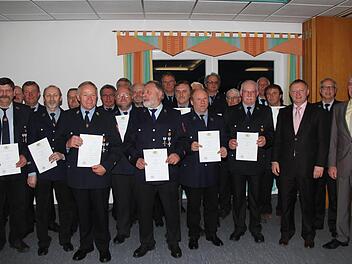 Für ihre langjährige Treue wurden viele Feuerwehrmänner aus der Gemeinde Wartmannsroth staatlich geehrt. Foto: Gerd Schaar
