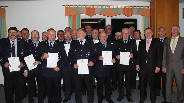 Für ihre langjährige Treue wurden viele Feuerwehrmänner aus der Gemeinde Wartmannsroth staatlich geehrt. Foto: Gerd Schaar