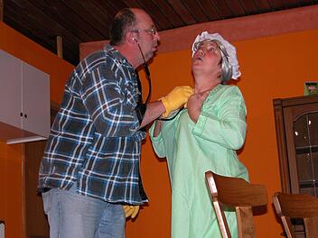 Klempner Bernd (Dieter Heim) untersucht auf ihren Wunsch hin Oma Cäcilia (Rita Nöth). Fotos: Ewald Kiesel