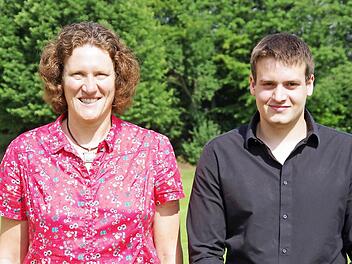 Martina Greithanner und Ralf Hehn sind die Sportler des Landkreises 2013. Da sie bei der offiziellen Ehrung nicht anwesend sein konnten, wurde ihre Ehrung jetzt nachgeholt. Fotos: Klaus Werner