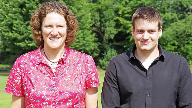 Martina Greithanner und Ralf Hehn sind die Sportler des Landkreises 2013. Da sie bei der offiziellen Ehrung nicht anwesend sein konnten, wurde ihre Ehrung jetzt nachgeholt. Fotos: Klaus Werner
