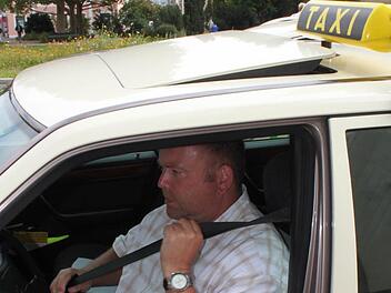 Joachim Metz schnallt sich grundsätzlich an, auch wenn er einen Fahrgast befördert. Fotos: Thomas Mäuser